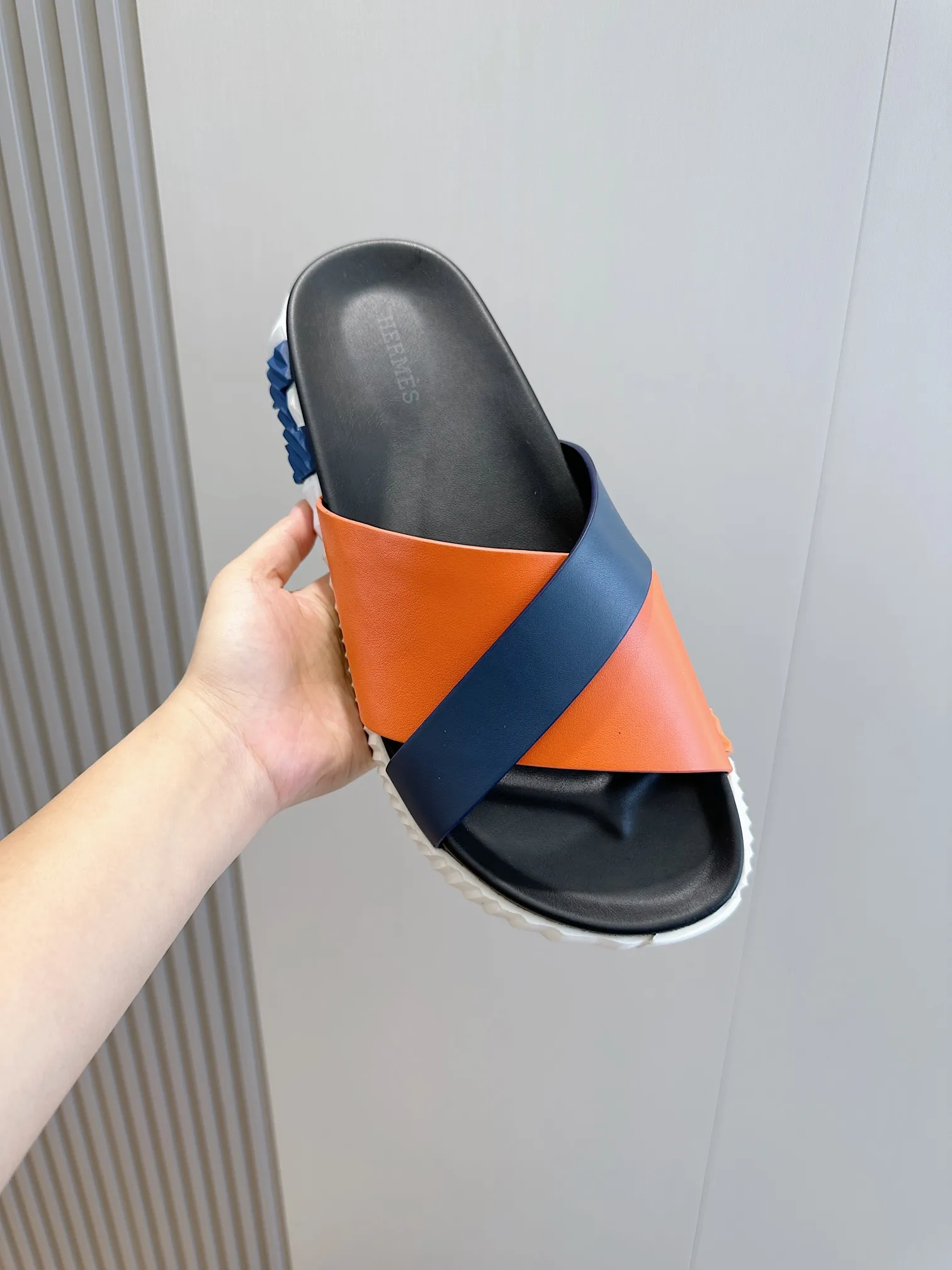 Factory price: 360💰Hermès [HERMÈS] Top Herme*H Home Hermès Men's Sandals and Slippers-Original Reproduction. Purchase the original version and make it one to one. The outsole is privately molded. The color of the outsole corresponding to each color is the same as the original version. Come to those who know the stuff 💪 The ultra-light soles are designed in contrasting colors, and they feel so comfortable on your feet! Calfskin, cowhide feet, private model outsole. Size: 39-44 (customized at 38.45)